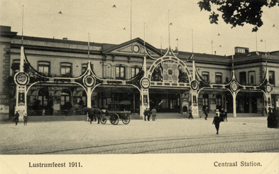 221842 Gezicht op het versierde Centraal Station (Stationsplein) te Utrecht, onderdeel van de festiviteiten bij het 55e ...
